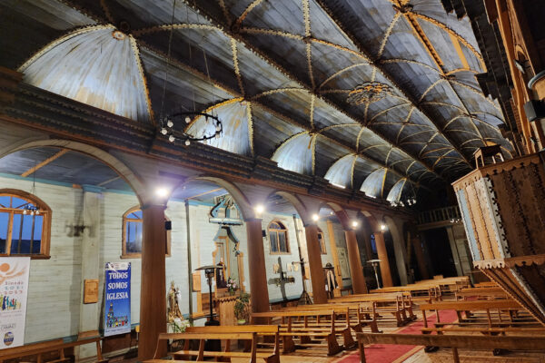 Normalización eléctrica Iglesias de Santa María de Loreto de Achao y Jesús Nazareno de Aldachildo