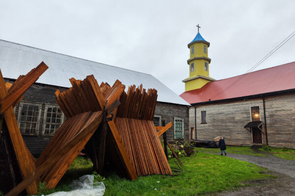 Reparación lado sur techumbre Iglesia Nuestra Señora del Rosario de Chonchi