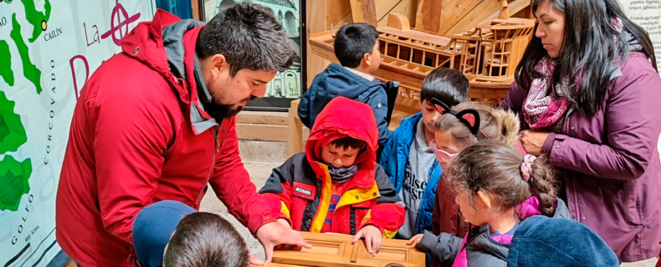 charla guiada a un grupo de niños