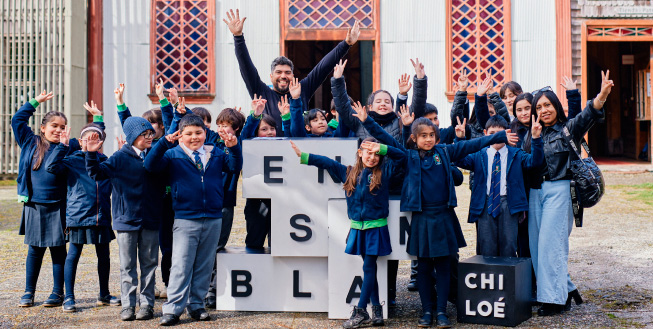 escolares junto a su maestro y el guía