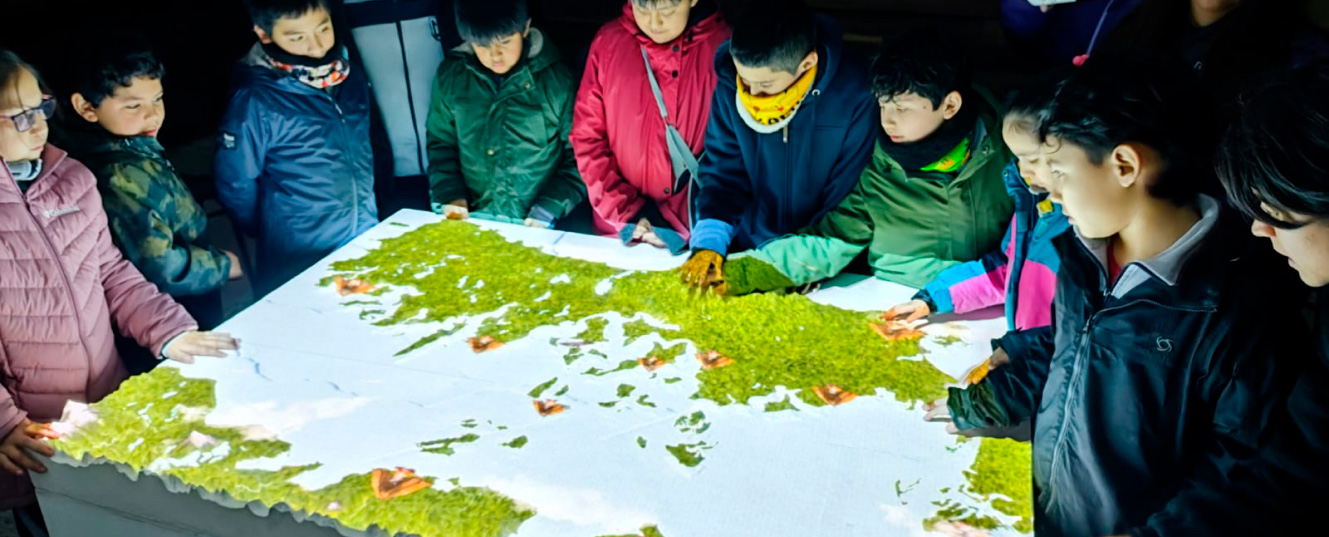 grupo de niños tocando videomapping