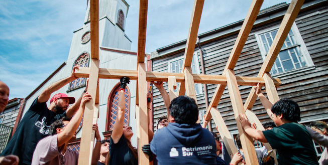 grupo de persona construyendo estructura de madera