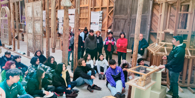 guía en museo junto a grupo de jóvenes