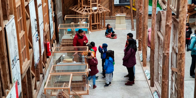 guía en museo junto a niños