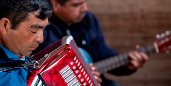 hombre tocando acordeón