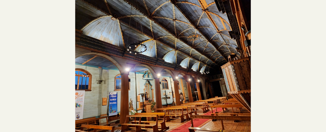 interior iglesia de achao aldachildo