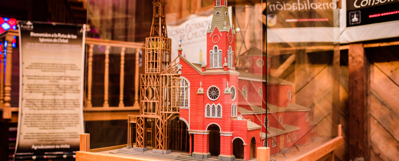 maqueta iglesia color rojo