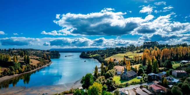 paisaje de Chiloé y una iglesia