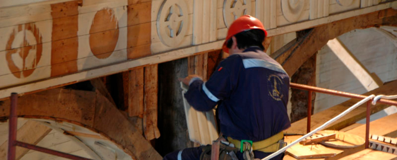 un hombre remodelando estructura de iglesia