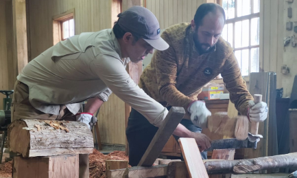 dos hombres trabajando la madera