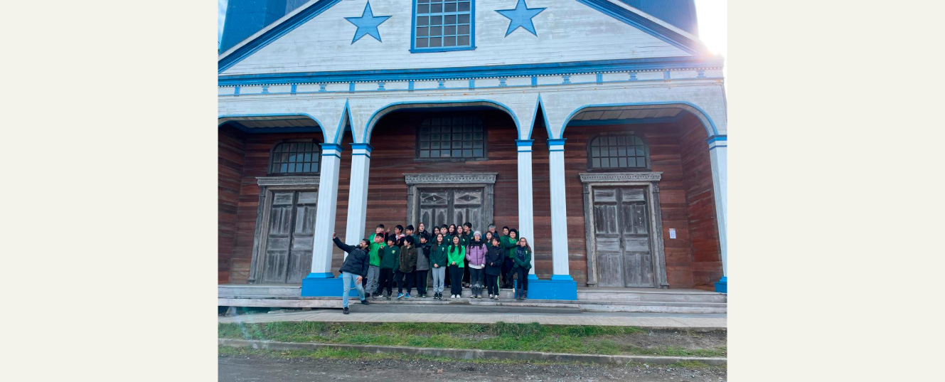 grupo de alumnos fuera de iglesia