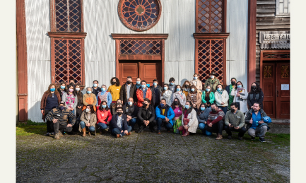 grupo de persona afueras del museo