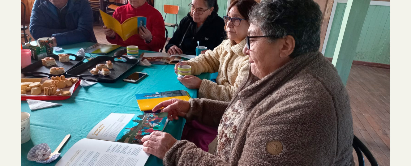 grupo de personas revisando libro