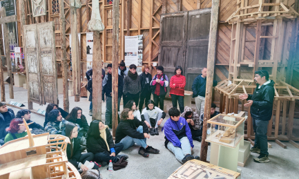 guía y grupo de personas en museo