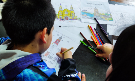 niño coloreando libro