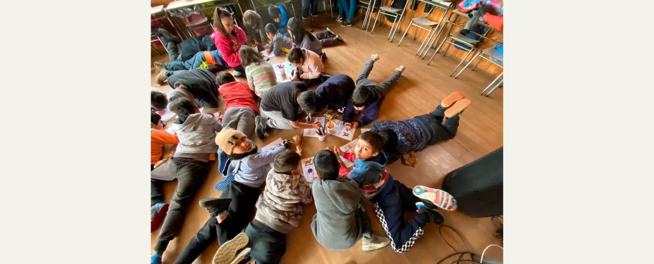 niños pintando en el piso