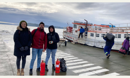 personas bajando del barco