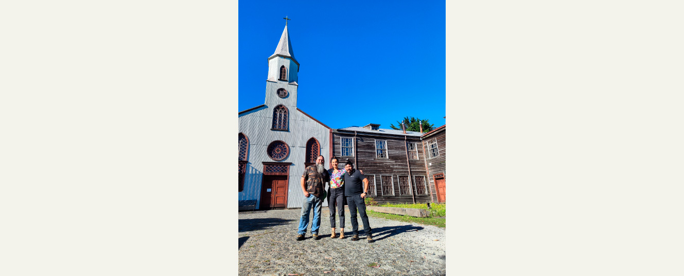 tres personas afuera del museo