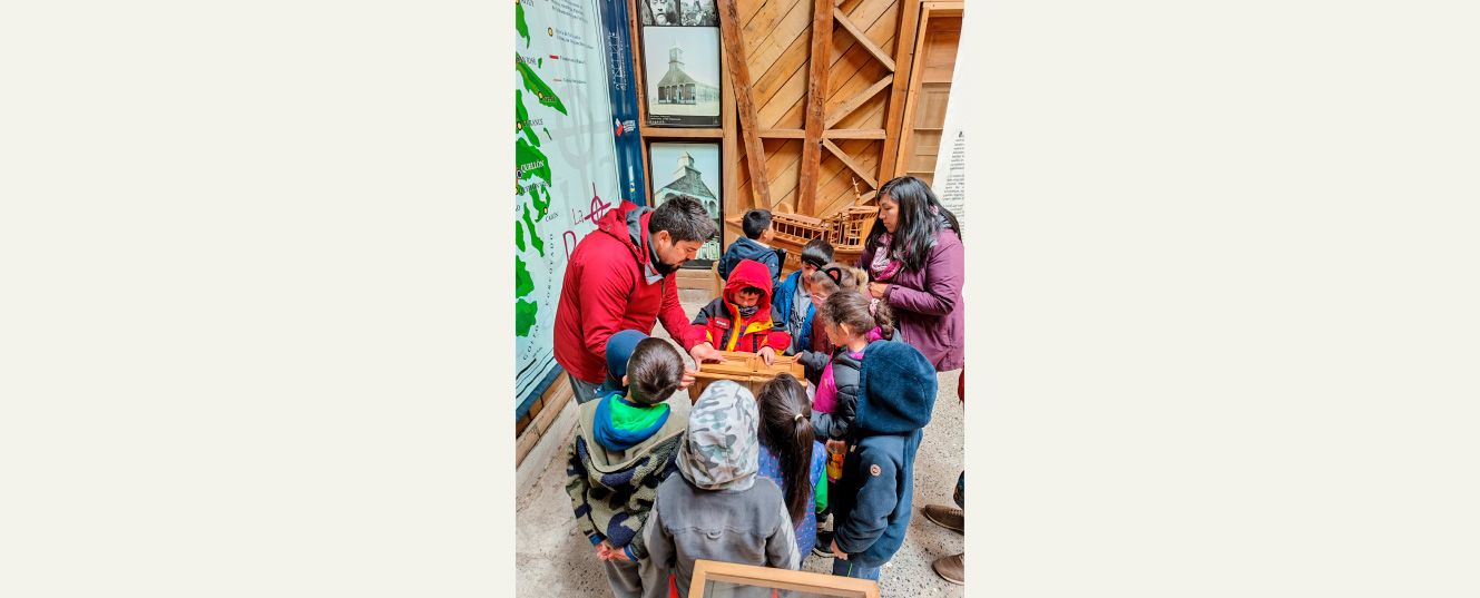 guía del museo junto a un grupo de niños