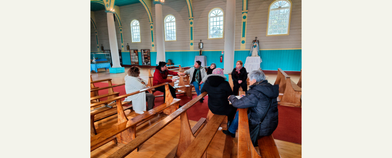 personas al interior de la iglesia